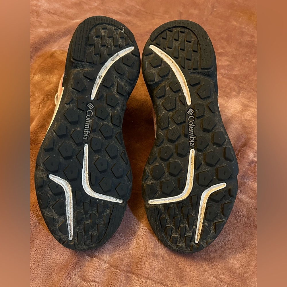 GUC Columbia Hiking Shoes - Picture 3 of 8